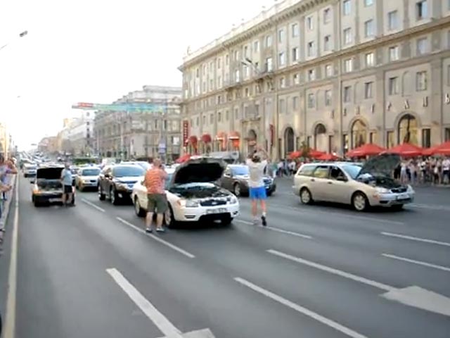 Движение по проспекту Независимости в Минске парализовано из-за акции автомобилистов, протестующих против резкого повышения розничных цен на нефтепродукты