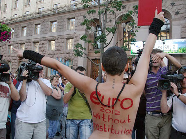 Обнаженная феминистка сорвала торжественное открытие часов Евро-2012