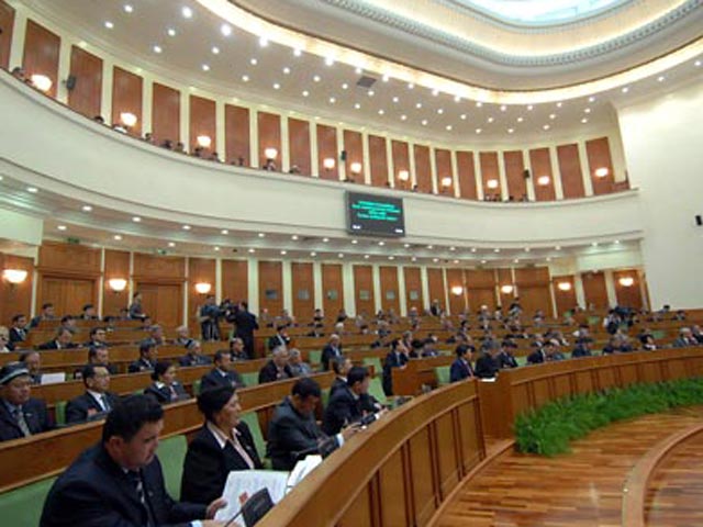 Верхняя палата парламента Таджикистана (Сенат) одобрила поправки к действующему законодательству страны об использовании русского языка как языка межнационального общения
