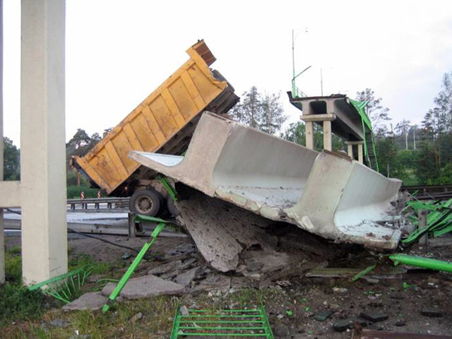 На шоссе в Подмосковье водитель "КамАЗа" погиб, зацепив поднятым кузовом своего самосвала надземный переход