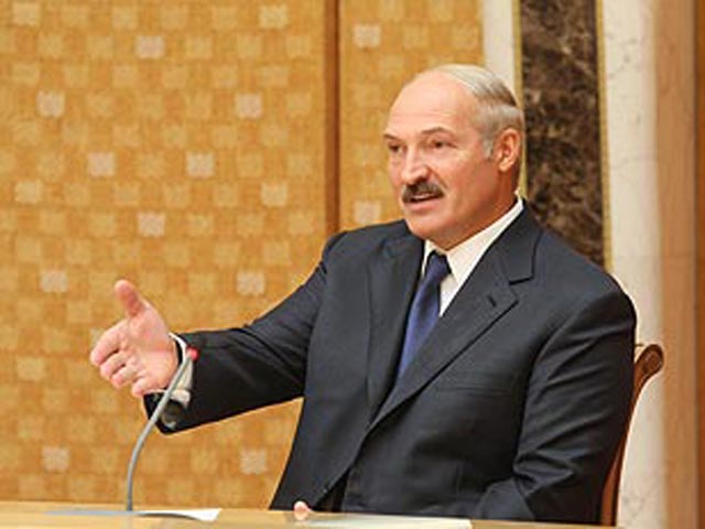 Президент Белоруссии Александр Лукашенко считает "бумажками" основные мировые валюты - доллар США и евро