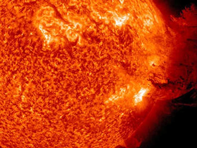 В четверг поток высокозаряженных частиц, выброшенных Солнцем в минувший вторник в результате извержения, задел Землю всего лишь по касательной