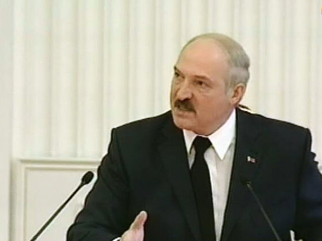 Александр Лукашенко с 11 июня вводит жесткие ограничения на вывоз физическими лицами автомобильного топлива и других социально значимых товаров, цены на которые регулируются государством, за пределы Таможенного союза