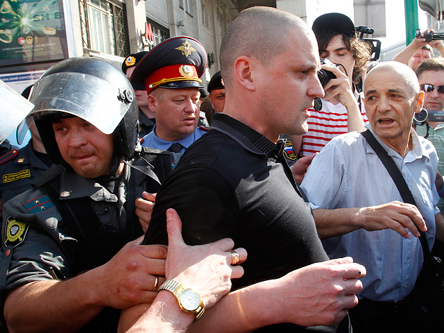 Около 30 человек задержаны в настоящее время за попытку проведения несанкционированной акции "День гнева" на Театральной площади в Москве