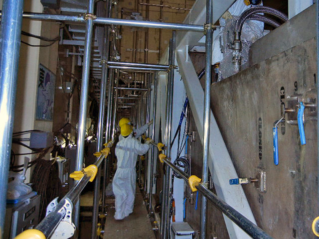 Еще шесть сотрудников японской энергетической компании Tokyo Electriс Power Corporation (TEPCO), участвовавших в ликвидации аварии на АЭС "Фукусима-1", получили дозу радиации, которая превышает допустимую годовую норму
