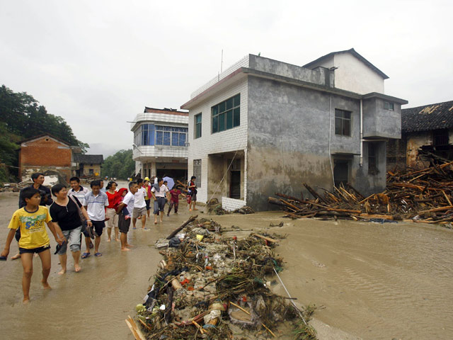 Число жертв наводнений на юге Китая достигло 105 человек