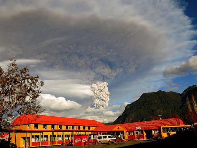 Оба аэропорта аргентинской столицы возобновили свою работу спустя сутки после отмены рейсов из-за извержения чилийского вулкана Пуйеуэ