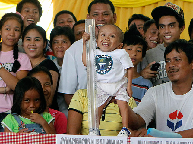 Новый мировой рекорд установлен среди людей маленького роста. Представители Книги рекордов Гиннеса в минувшее воскресенье отдали звание самого низкорослого человека на планете 18-летнему филиппинцу Джунри Балуингу