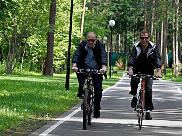 Дмитрий Медведев и Владимир Путин, 11 июня 2011 года