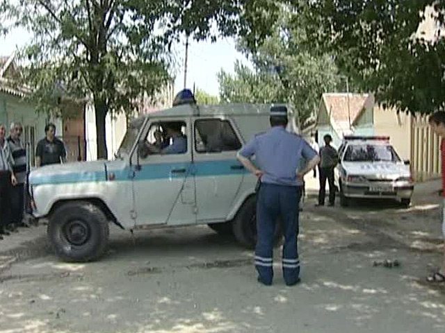 В дагестанском городе Каспийске в перестрелке с вооруженным бандитом ранены три сотрудника полиции