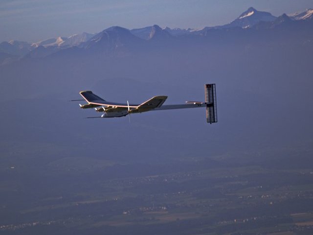 Экспериментальный самолет Solar Impulse успешно завершил перелет из Брюсселя в Париж
