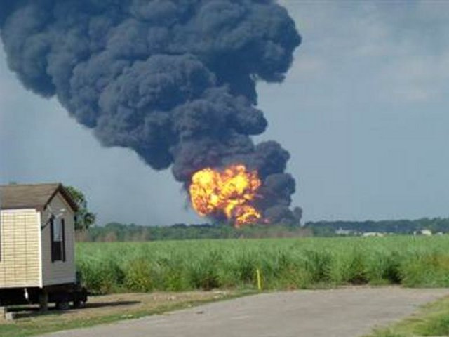 Минимум четыре человека пострадали в результате взрыва на химическом заводе в ста километрах от Нового Орлеана в штате Луизиана (США)