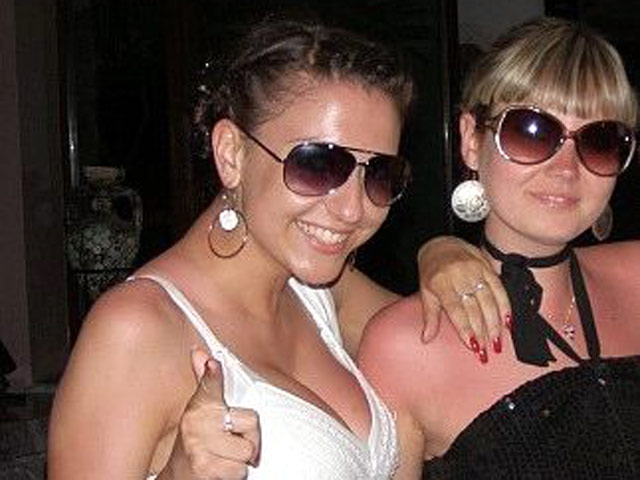 Российская туристка Анастасия Лавренко (на фото слева), отравившаяся виски во время отдыха в Турции, рассказала РБК о подробностях трагической экскурсии, в результате которой в Москве скончалась ее подруга Марина Шевелева