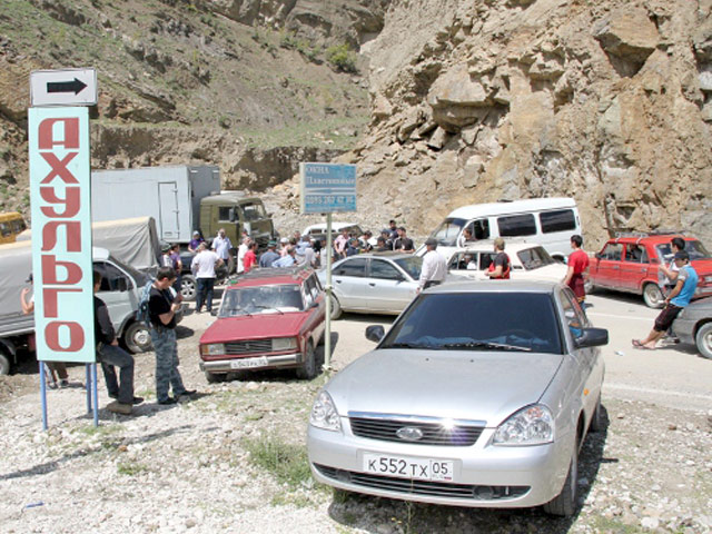 Жители нескольких горных районов Дагестана, требовавших открытия для проезда на автотранспорте туннеля Гимры-Чирката, в ночь на четверг прекратили акцию протеста в связи с достигнутым компромиссом