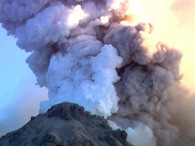 Продолжающий извергаться на Камчатке вулкан Шивелуч выбросил столбы пепла и газа на высоту до 10 км