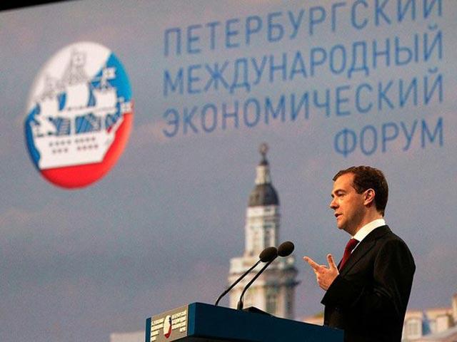 Медведев на форуме в Петербурге пообещал изменить структуру власти и затянуть удавку на шее коррупции