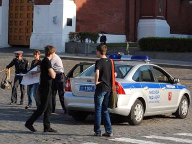 На Красной площади появилась регулярная пикетчица: это Елена Уколова, у которой пропал семилетний сын Матевос Акопян