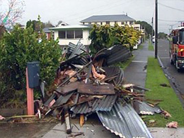 Торнадо в воскресенье прошел по центру города Нью-Плимут в западной части Северного острова Новой Зеландии