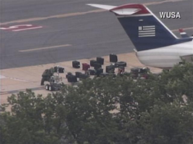 В США властям пришлось закрыть примерно на 20 минут столичный аэропорт им. Рональда Рейгана из-за угрозы взрыва бомбы на борту авиалайнера