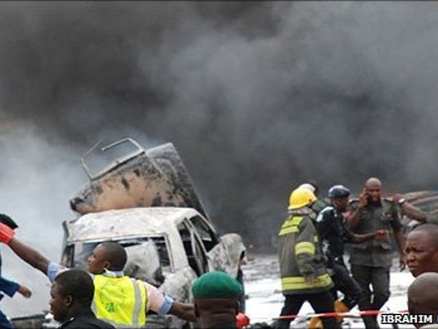 Два человека погибли, пятеро получили ранения в результате кровавой расправы, которую учинили боевики радикальной исламской организации "Боко харам" в нигерийском городе Майдугури над группой местных жителей, намеревавшихся сыграть в карты на улице