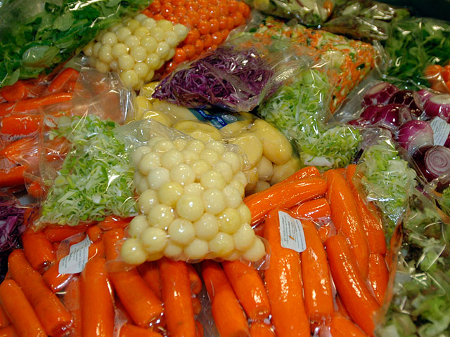 Источником заразы объявили европейские овощи, к середине июня количество заболевших в 14 странах приблизилось к 4000, 38 человек умерло