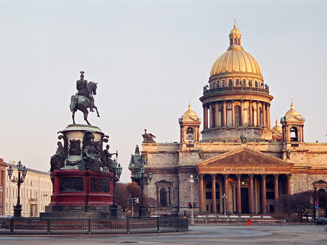 А на памятнике Николаю I на Исаакиевской площади вандал отломал наконечник копья