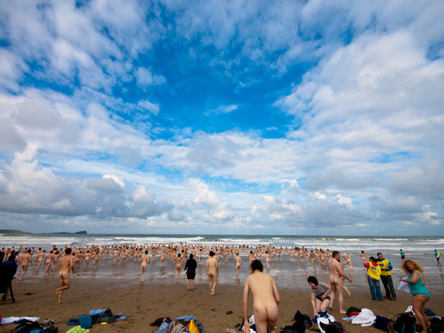 Британские нудисты, собравшись на пляже, устроили массовый сеанс купания в море