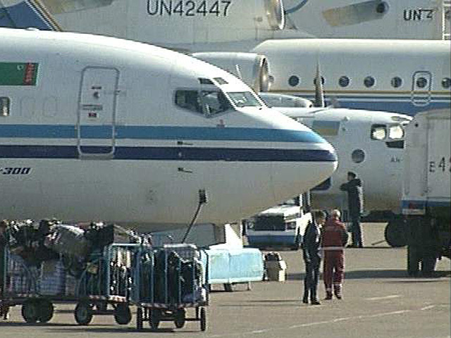 В минувшую пятницу в московском аэропорту "Домодедово" на борту самолета, готовящегося к вылету в Душанбе, была обнаружена пассажирка без билета и документов, удостоверяющих личность