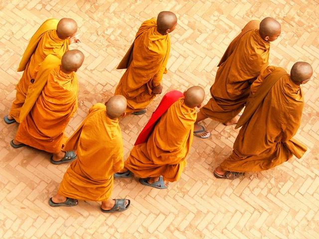 Практика буддизма действительно предполагает, что прихожанин может совершить материальное благодеяние, однако оно совершается при обращении к официальным лицам в дацанах и дуганах или на приеме у странствующих монахов-проповедников