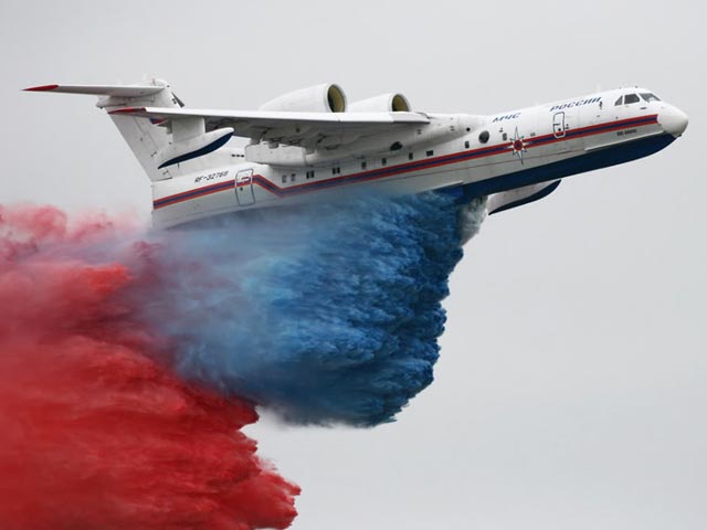 Французские власти не разрешили российским летчикам на авиасалоне Ле Бурже сбросить с самолета-амфибии Бе-200 воду, окрашенную в цвета российского флага