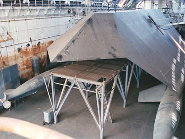 Американский военно-морской флот решил разрезать на металл уникальный корабль Sea Shadow ("Морская тень"), построенный в 1980-х годах по технологии "стелс"