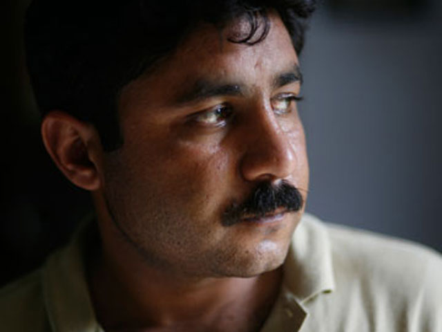 32-летний журналист Вакар Киани был избит в субботу вечером, когда вышел из своего дома в Исламабаде, чтобы купить молоко