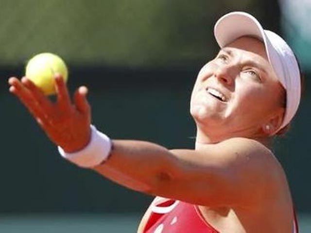 Российская теннисистка Надежда Петрова переиграла со счетом 6:3, 6:4 свою соотечественницу Весну Долонц и оформила путевку во второй круг Уимблдонского турнира