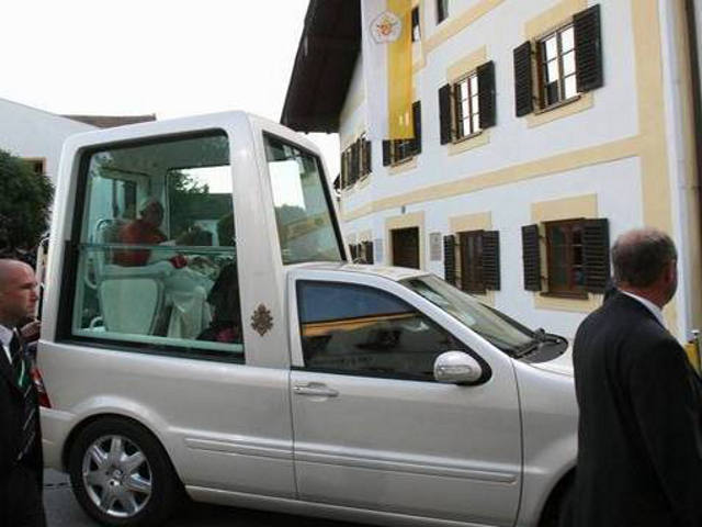 Папамобиль - специальная машина для перемещений Папы Римского по городу. Он используется во время общих аудиенций на площади св. Петра, а также во время зарубежных визитов