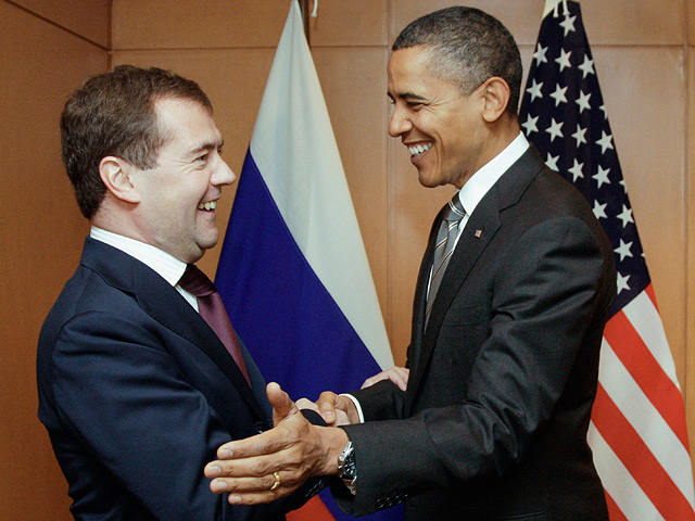 Президент США Барак Обама получил от своего российского коллеги Дмитрия Медведева предвыборную поддержку, которая может сыграть с ним злую шутку