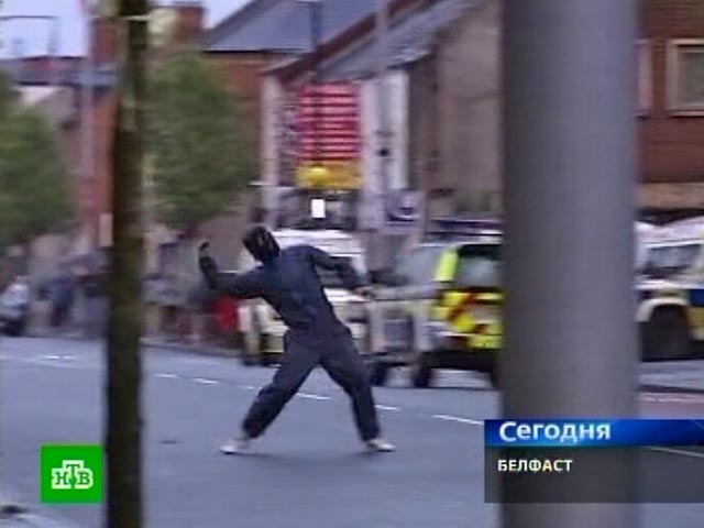 В столице Северной Ирландии Белфасте в среду продолжились столкновения между католиками и протестантами, огнестрельное ранение в ногу получил фотокорреспондент