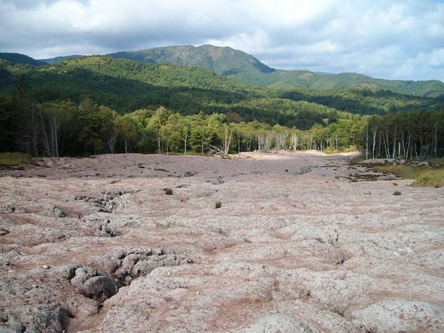 На южной части острова Сахалин произошло извержение грязевого вулкана, которое может быть связано со стихийными бедствиями - землетрясением и цунами - в марте в Японии