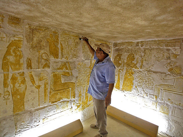 Египетские и японские археологи в четверг вскрыли первую плиту, закрывающую саркофаг у подножия самой большой пирамиды - Хеопса в районе Гиза в Каире, содержащий "солнечную ладью", возраст которой составляет примерно 4,5 тысячи лет