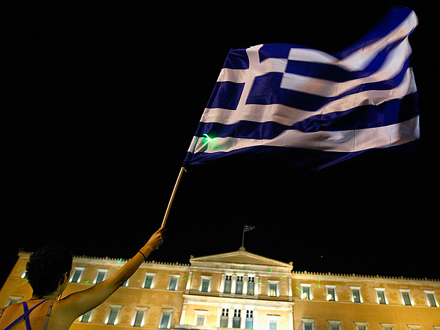 По данным издания, представители Минифинов Германии и Франции встретились в среду с представителями крупнейших банков и страховых компаний, чтобы обсудить, каким образом банки могут взять на себя часть убытков по греческому долгу