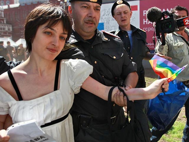 Были задержаны несколько человек, среди них &#8211; участница акции, журналист "Новой" Елена Костюченко, которая недавно во время неудавшегося гей-парада пострадала как раз от рук агрессивного гомофоба
