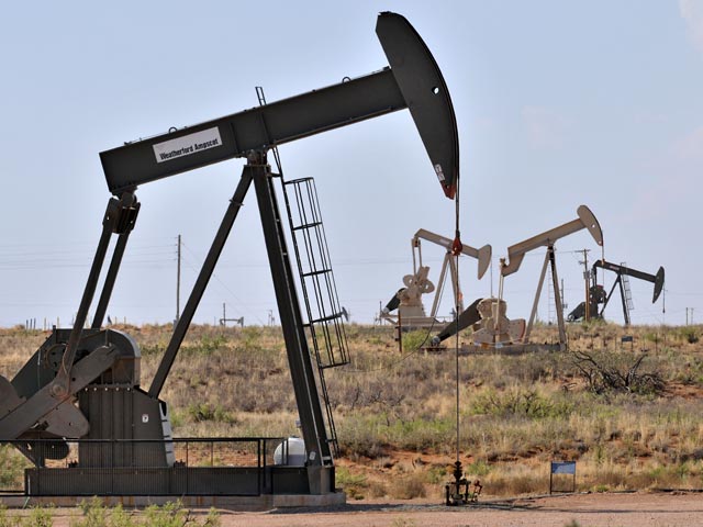 В четверг США и еще 27 стран договорились выпустить на рынок 60 млн баррелей нефти из стратегических запасов