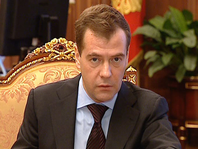 Президент России Дмитрий Медведев в рекордные сроки представил обещанный накануне законопроект, который предусматривает снижение семипроцентного барьера для прохождения партий в Госдуму, и внес его в федеральное заксобрание