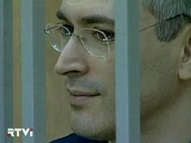 Бывший руководитель НК ЮКОС Михаил Ходорковский на день рождения получит исключительно нематериальные подарки. "Только приветы. Передачи строго ограничены законом, никаких поблажек и исключений для него нет и не может быть