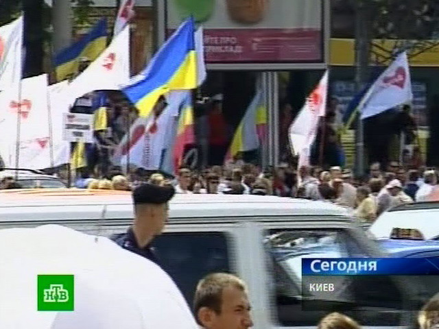 Митинги сторонников и противников Тимошенко начались еще задолго до начала заседания в субботу. Милиция блокировала вход во двор суда