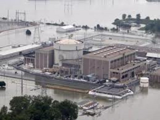 Вода из разлившейся реки Миссури в штате Небраска прорвала заграждение вокруг АЭС "Форт Кэлхун", власти заявляют об отсутствии угрозы утечки радиации