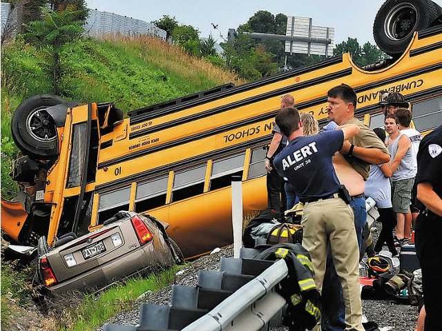 В американском городе Чэмберсбург (штат Пенсильвания) перевернулся школьный автобус