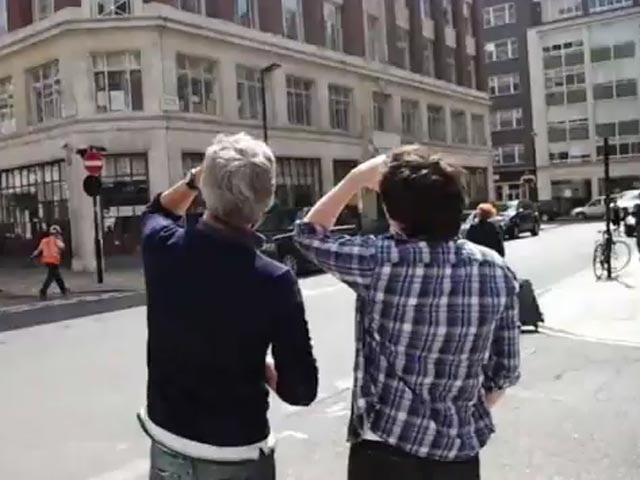 Загадочные летающие объекты в небе над британской столицей снял один из жителей Лондона на видеокамеру