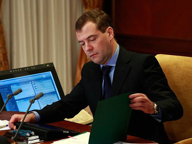 Президент Дмитрий Медведев распорядился начать работу над перераспределением полномочий федерального центра и регионов