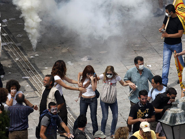 Греческая полиция выгнала бастующих сотрудников Министерства культуры и туризма из афинского Акрополя с помощью слезоточивого газа
