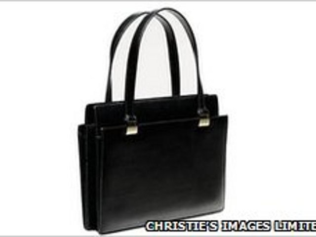 Дамская сумочка, принадлежавшая бывшему премьер-министру Великобритании Маргарет Тэтчер и ставшая символом стиля ее правления, продана за 25 тыс. фунтов (40 тыс. долларов) на благотворительном аукционе, организованном фирмой Christie's